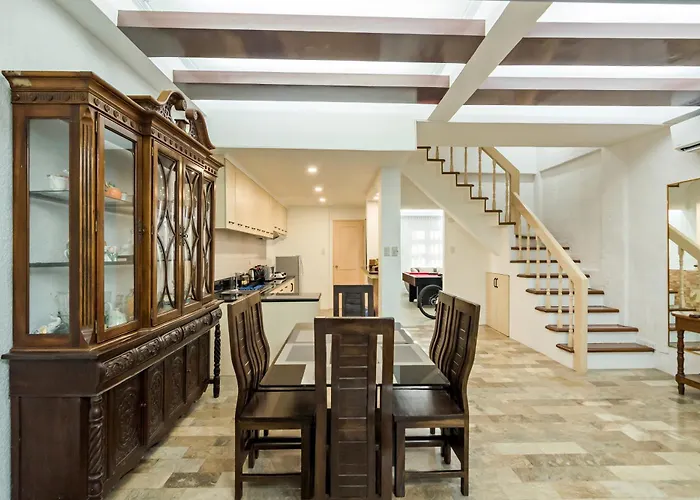 Hébergement de vacances Modern 4br House With Billiards,ktv,wifi,netflix-10mins From Robinson Mall Manille