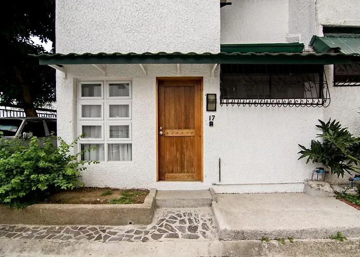 Modern 4br House With Billiards,ktv,wifi,netflix-10mins From Robinson Mall * Manille