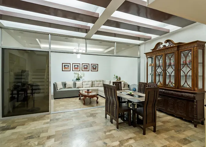 Hébergement de vacances Modern 4br House With Billiards,ktv,wifi,netflix-10mins From Robinson Mall Manille