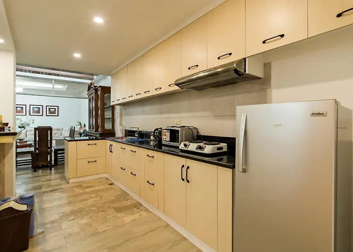 Modern 4br House With Billiards,ktv,wifi,netflix-10mins From Robinson Mall Manille