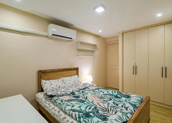 Modern 4br House With Billiards,ktv,wifi,netflix-10mins From Robinson Mall Hébergement de vacances Manille