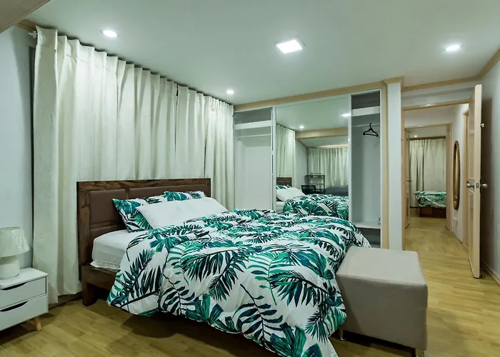 Hébergement de vacances Modern 4br House With Billiards,ktv,wifi,netflix-10mins From Robinson Mall *
