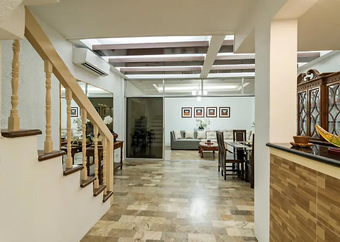 Modern 4br House With Billiards,ktv,wifi,netflix-10mins From Robinson Mall * Manille