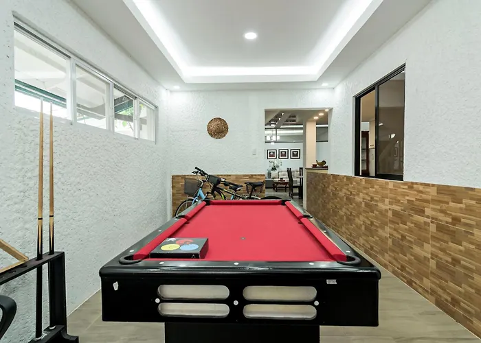 Hébergement de vacances Modern 4br House With Billiards,ktv,wifi,netflix-10mins From Robinson Mall *