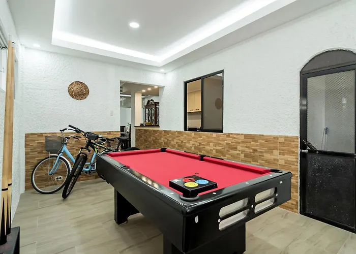 Modern 4br House With Billiards,ktv,wifi,netflix-10mins From Robinson Mall Hébergement de vacances Manille