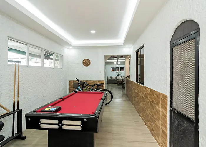 Hébergement de vacances Modern 4br House With Billiards,ktv,wifi,netflix-10mins From Robinson Mall Manille
