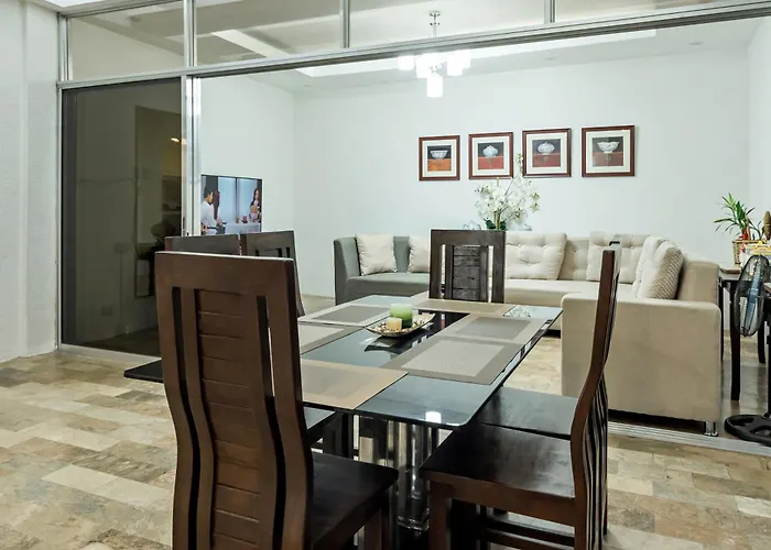 Hébergement de vacances Modern 4br House With Billiards,ktv,wifi,netflix-10mins From Robinson Mall Manille