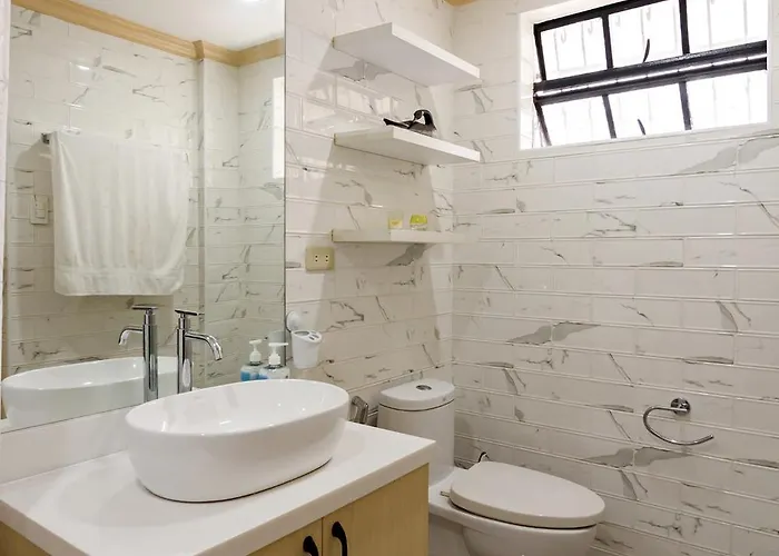 Hébergement de vacances Modern 4br House With Billiards,ktv,wifi,netflix-10mins From Robinson Mall Manille
